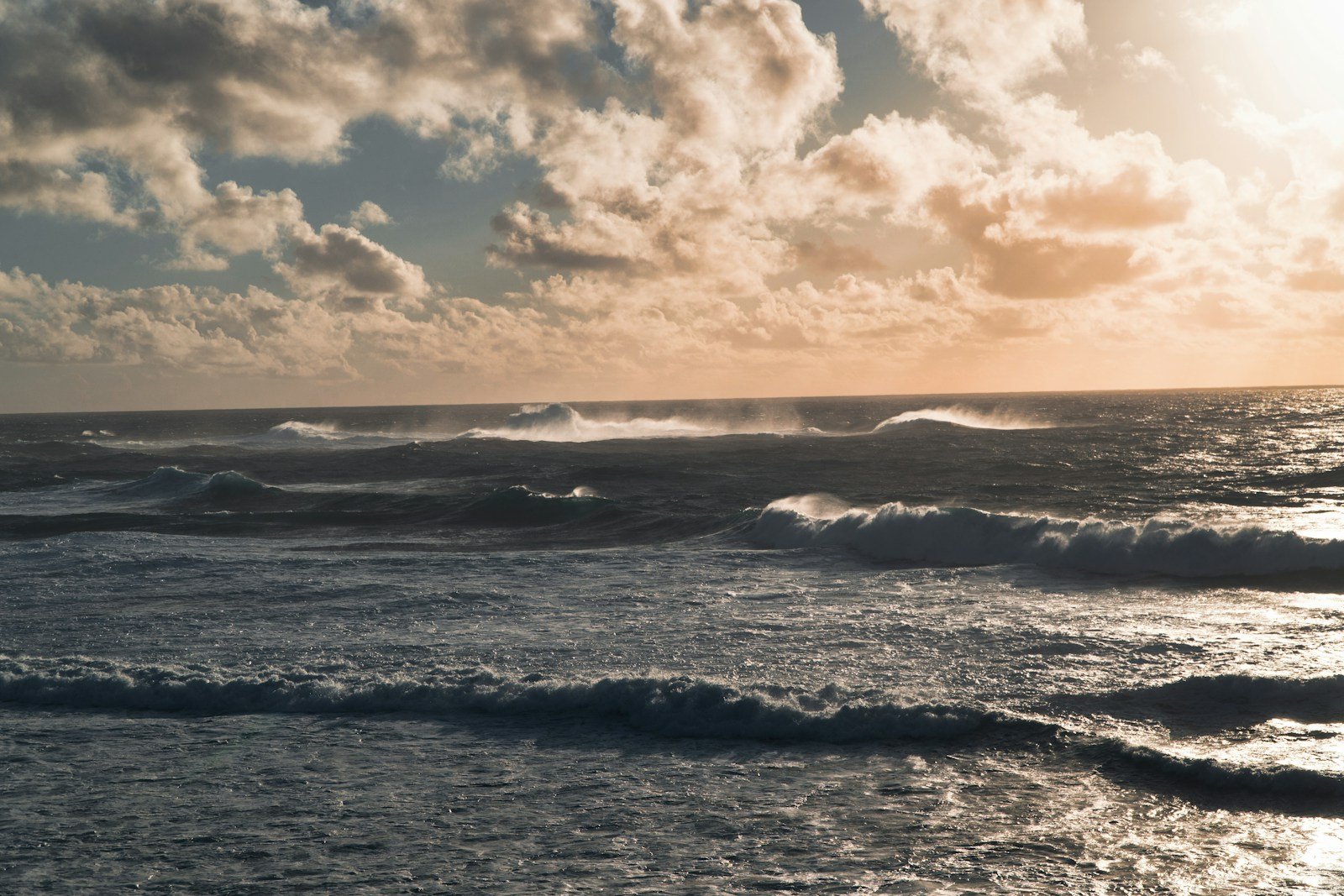ocean waves under cloudy sky during daytime